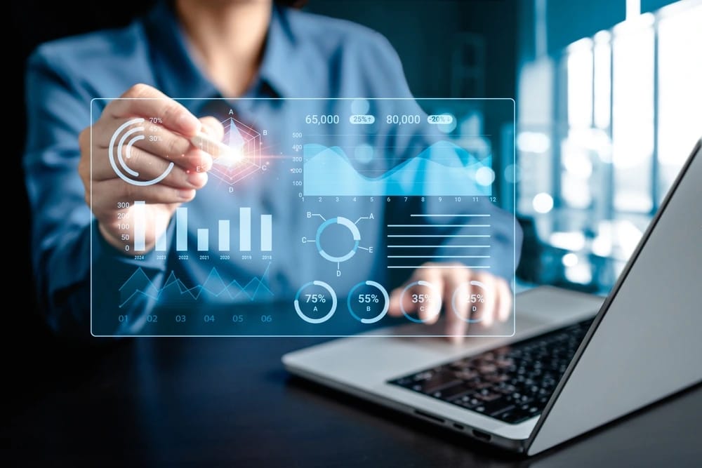 Analista interactuando con paneles de datos y métricas en una interfaz digital